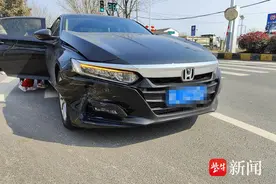 转弯死角抢黄灯两车相撞，闯黄灯车主承担全责图片
