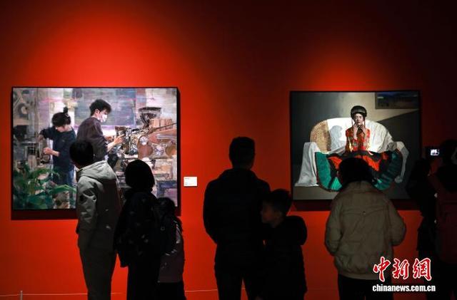 成都市民美术馆里观画展享周末时光