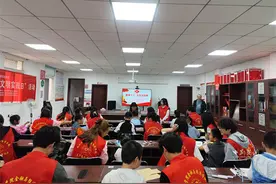 武昌区白沙洲街道：趣味扭扭棒 编出童年美好时刻图片