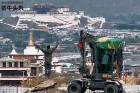 一路帮忙修路拉车 行程7000多公里 马鞍山小伙开着挖掘机游西藏新疆图片