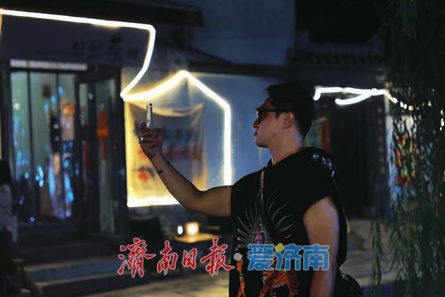 一年四季 泉在济南丨曲水亭街夏夜人气爆棚，游客如织感受泉城魅力