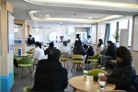 近视手术门诊迎来“摘镜热” 专家提醒：术前检查必不可少图片