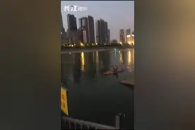 大爷划桨板救下玩水遇险的一家三口图片