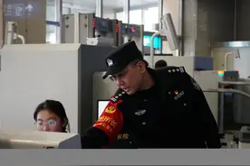 金蛇守护 温暖归途 天津站派出所的“蛇年好警”图片