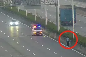 江门新会：迷途老人穿行车流 交警及时相助图片