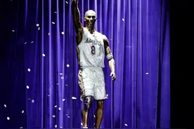 科比雕像揭幕！灵感来自于砍下81分后的动作，这是他生前自己选的图片