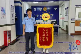 自行车未锁被“骑”走，民警及时寻回获赠锦旗图片