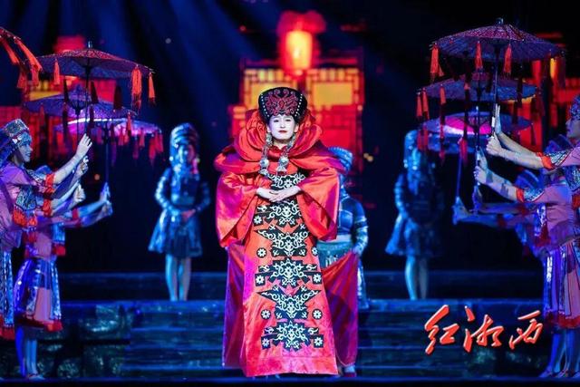 芙蓉镇，凭什么全球出圈？