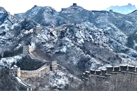 雪后金山岭长城 犹如水墨画图片
