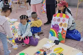 武昌区白沙洲街道：跳蚤市场点亮“萌娃”的成长之路图片