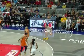 打破多项纪录+关键上篮！状元克拉克率队击败联盟第2 近5战已4胜图片