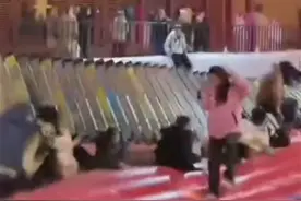 潍坊一景区摇摆桥发生倾斜致多人掉落，应急局：有固定点不牢，无人受伤图片
