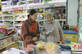 中哈霍尔果斯国际边境合作中心迎客流高峰 国外民众过关跨年图片