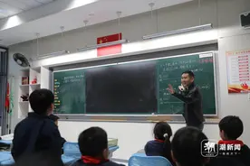 学校该不该取消电子屏？有网友建议学校回归黑板，官方回应图片