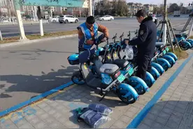 邳州市城管局给共享电动车安装防风把套 为冬日骑行增加温度图片