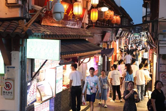 场面｜申城持续高温，夜游古镇觅清凉