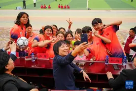 新华全媒+丨昆仑山下 足球女孩逐梦绿茵场图片