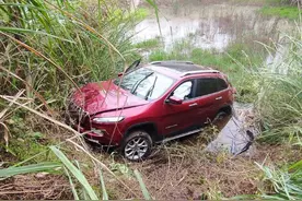路况不熟还想追求刺激，男子把车开到了沟里图片
