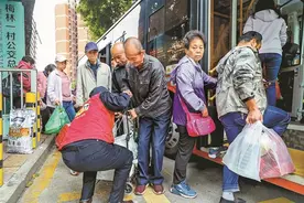 记者直击早高峰出行场景，文明礼让是深圳人候车最帅姿势图片