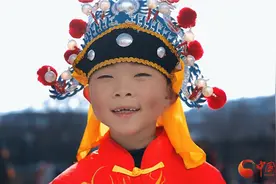 新春走基层|兰州榆中县：小鼓手传承社火精髓 太平鼓敲出浓浓年味图片