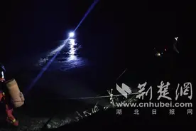 老人抓“年货”被困冰冷鱼塘 谷城消防紧急救援图片