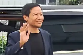 雷军现身成都！小伙冲到身边当面递上简历，网友：真boss直聘图片