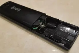 胶州一居民家中南孚电池突然爆炸 电视遥控器被炸四分五裂图片