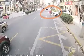 青岛市北巴士驾驶员：暖心等候 传递爱心图片