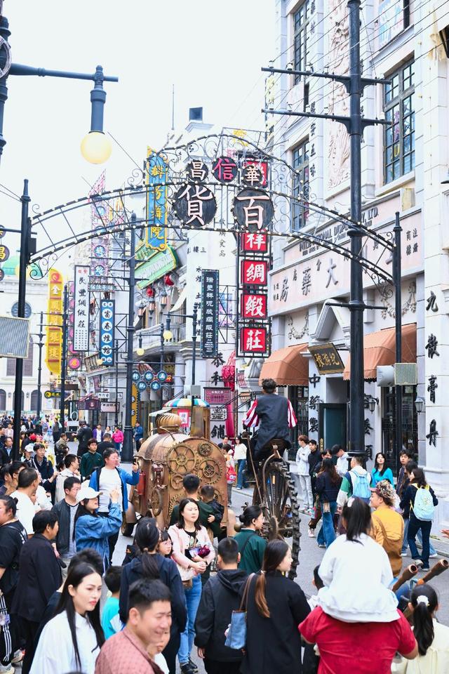 电影小镇十一假期推出“奇遇国庆”主题活动