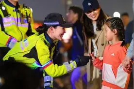 今年“五一”外滩迎客近200万人次，“出圈”民警包里为何多了棒棒糖？图片