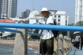 救人的“青岛小哥”，诠释一座城的温暖底色 | 新京报快评图片