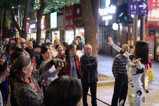 黄石“文旅一幅画”武汉街头亮相，提前激活节日消费市场