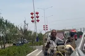 点赞河北｜《在外互帮父母条约》又一次续约！40℃高温下，大哥出手帮爷孙俩推车图片