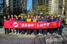 台柳路社区开展“红柳情”便民大集 老年公交卡充值受居民青睐图片