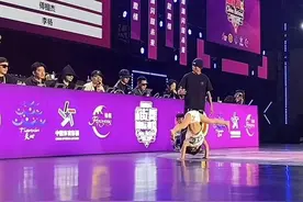 3岁“小孩哥”穿尿不湿参加街舞比赛！父亲：靠模仿自学倒立图片