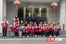 东安：萌娃走进芦洪市派出所 致敬人民警察图片