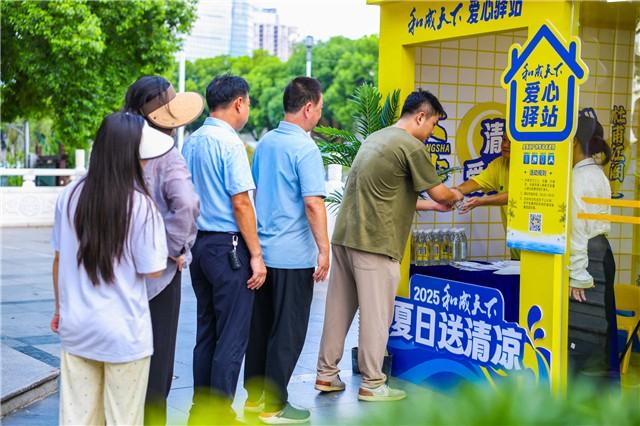 “和成天下·夏日送清凉”公益活动为杜甫江阁一线工作者送关怀