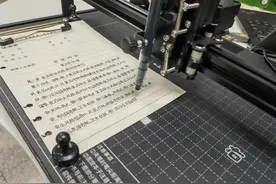 考评重手写火了写字机器人：谨防用科技手段完成形式主义任务倾向图片