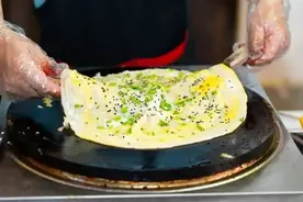 主编有态度 | 盐城给外地“苏超”球迷送鸡蛋饼：有这么大“仇”，做什么都能出圈图片