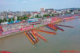 麻阳：首届传统龙舟赛开赛 市民游客共赏龙舟盛宴图片
