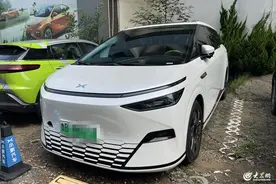 大众网快快帮|一箱海鲜致车辆后部模块短路！小鹏车主质疑X9后备厢存在防水设计缺陷图片