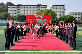 忠县石宝中学举办高2025届成人礼图片