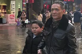 感动全网的长沙“马蹄足”男孩与父亲携手逛街，新年愿望简单真挚图片