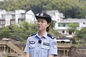 村里来了个“00后”社区民警，她笑起来很甜，老人们把她当孙女图片