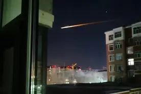 黑龙江多地居民午夜目击“不明飞行物”：带火的尾巴划破天空！现场视频曝光，当地：暂不清楚情况图片