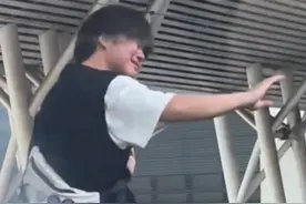 毕业季男生在站台泪别好友，这一挥手可能就是一辈子图片