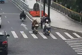 桥上推车的姑娘找到了！图片