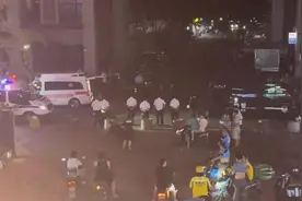 中年外卖员不幸猝死，凌晨被发现躺在电动车上！目击者：是附近“单王”，还睡过桥洞图片