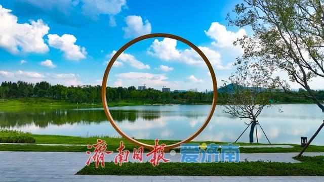 彩虹湖畔，蓝天白云绘就诗意生态画卷