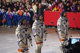 神十九航天员乘组，领命出征！图片